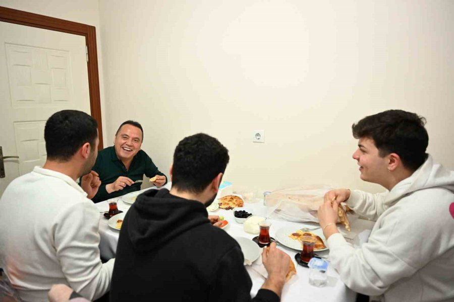 Başkan Böcek Sahurunu Öğrencilerle Yaptı