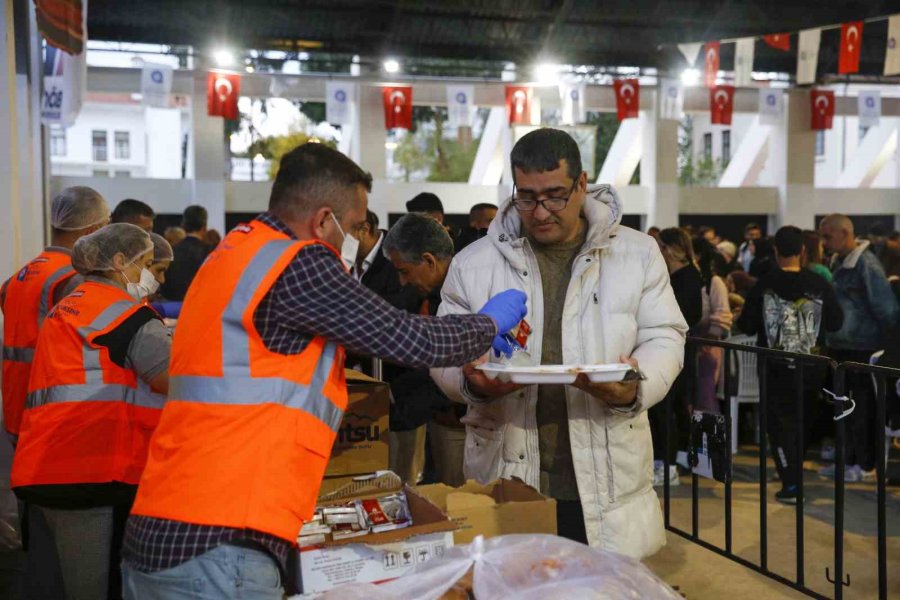 Sirtaki Oynayıp Dans Ettiler