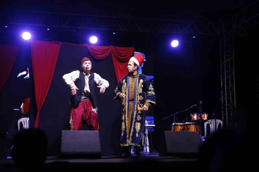 Sirtaki Oynayıp Dans Ettiler