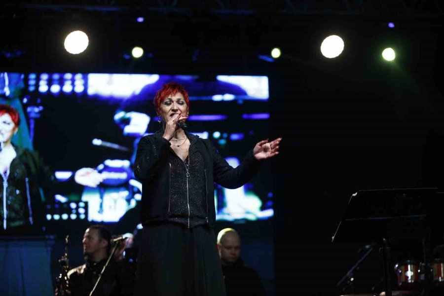 Sirtaki Oynayıp Dans Ettiler