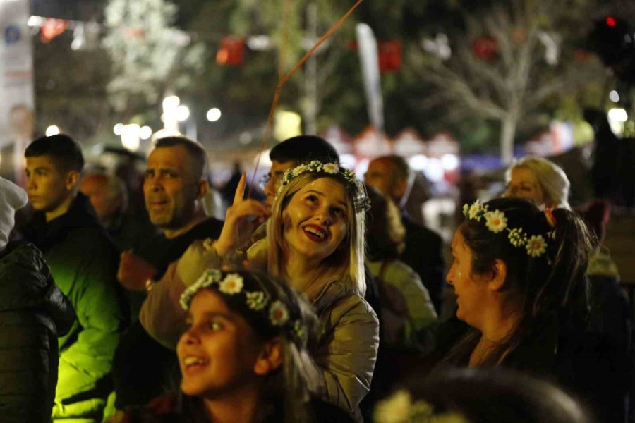 Sirtaki Oynayıp Dans Ettiler