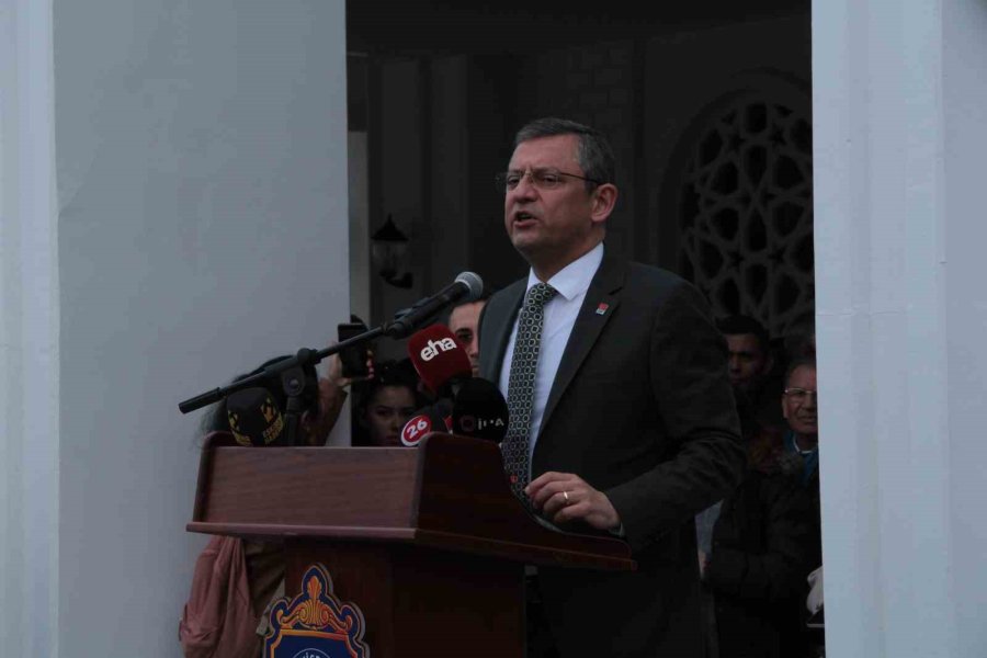 Özgür Özel, Ak Parti Adayına Yüklenirken Yanlış Üstüne Yanlış Konuştu