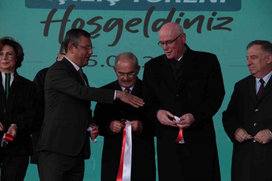 Özgür Özel, Ak Parti Adayına Yüklenirken Yanlış Üstüne Yanlış Konuştu