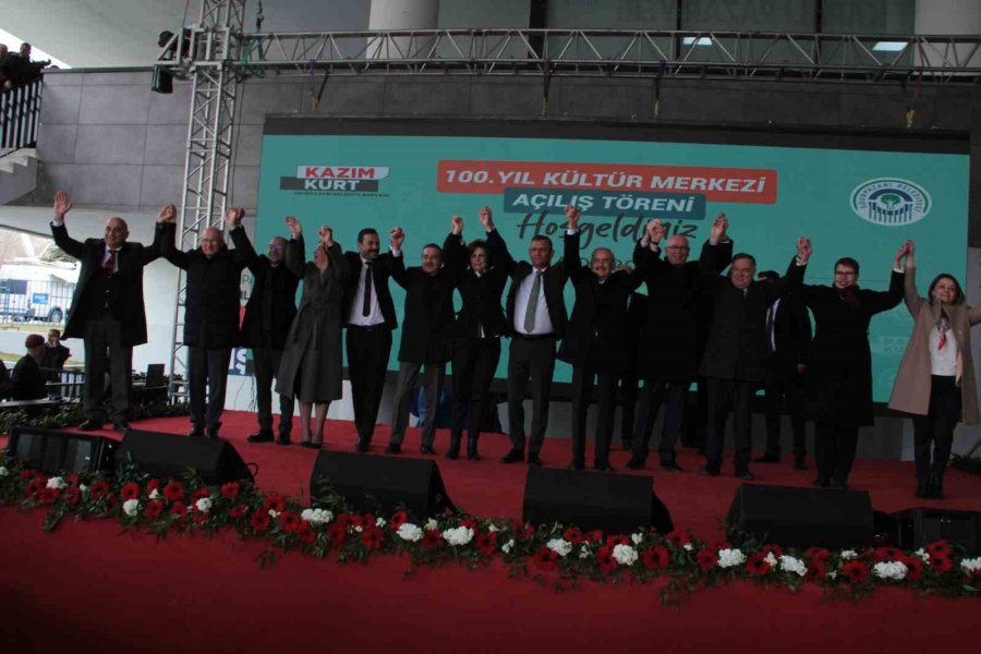 Özgür Özel, Ak Parti Adayına Yüklenirken Yanlış Üstüne Yanlış Konuştu