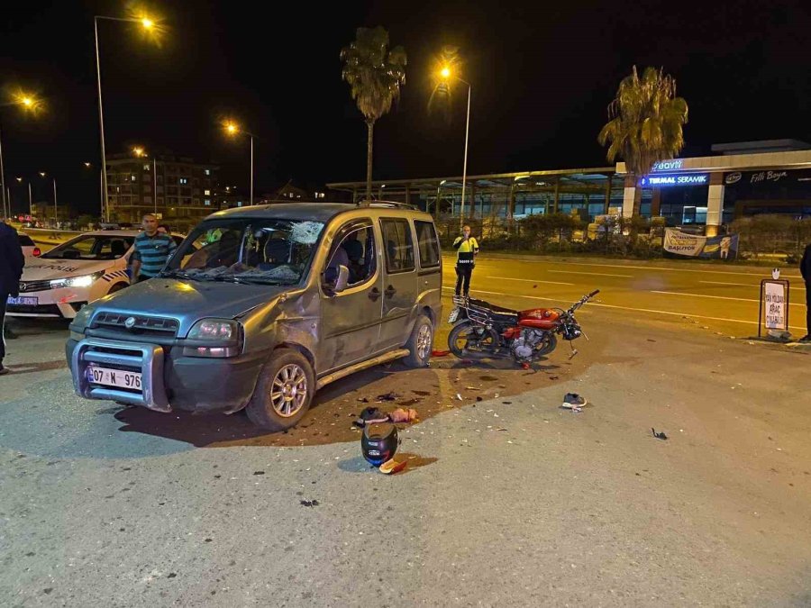 Otomobille Çarpışan Ehliyetsiz Motosiklet Sürücüsü Yaralandı