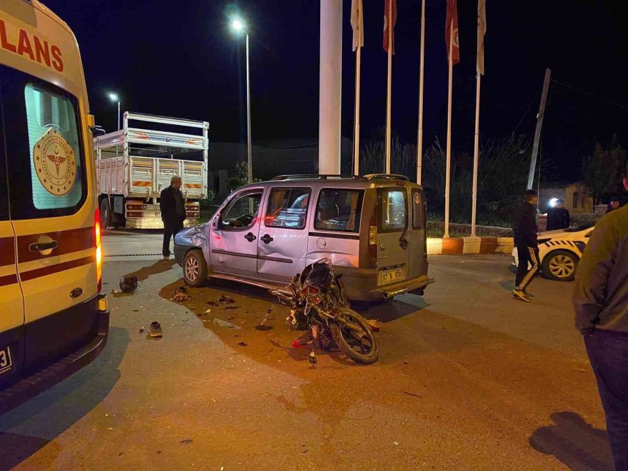 Otomobille Çarpışan Ehliyetsiz Motosiklet Sürücüsü Yaralandı