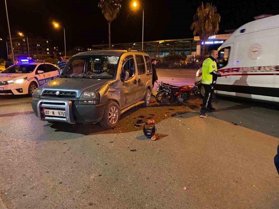 Otomobille Çarpışan Ehliyetsiz Motosiklet Sürücüsü Yaralandı