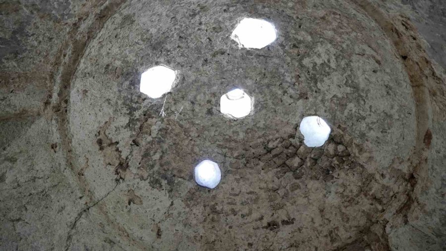 Betonla Kaplanan Tarihi Hamama Neşter