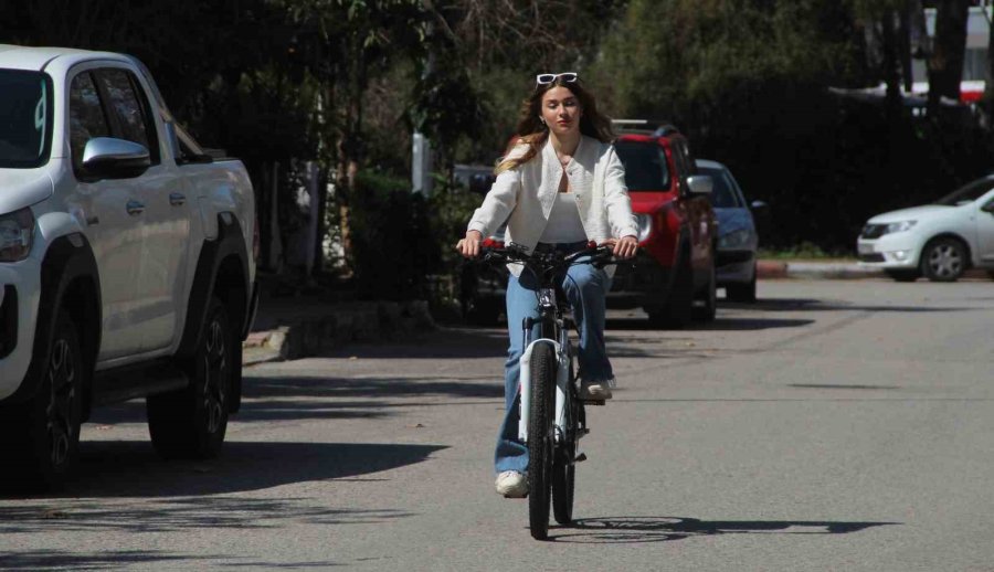 Uraynalı Genç Kız, Çalınan Bisikletine Dedektif Gibi İz Sürerek Ulaştı