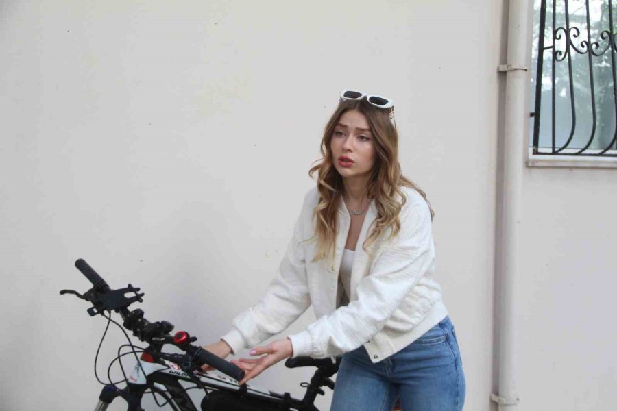 Uraynalı Genç Kız, Çalınan Bisikletine Dedektif Gibi İz Sürerek Ulaştı