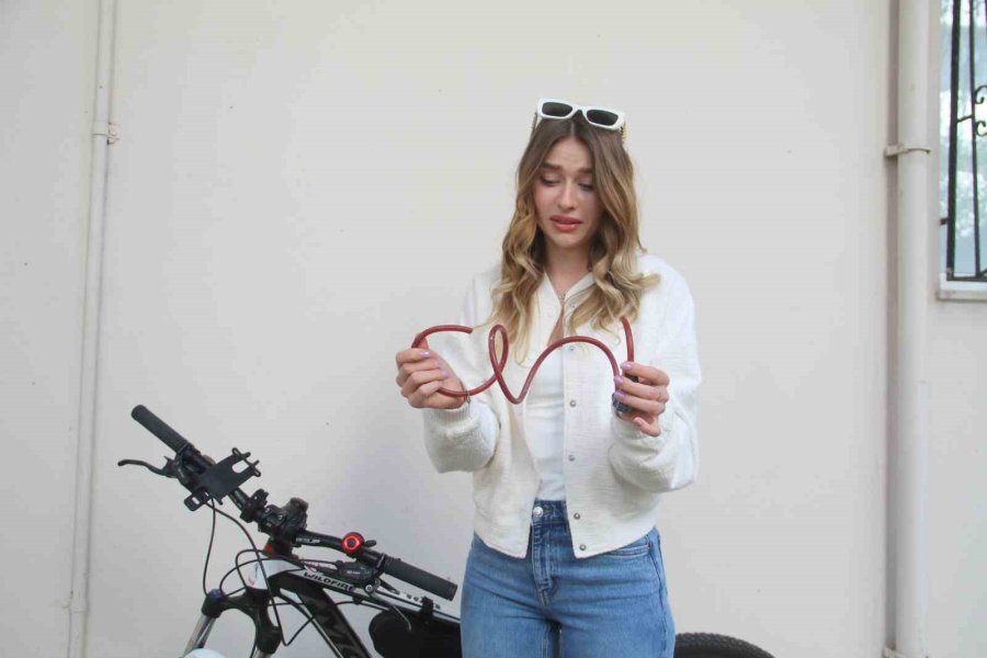 Uraynalı Genç Kız, Çalınan Bisikletine Dedektif Gibi İz Sürerek Ulaştı