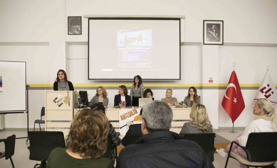 Estü, Amazonlar Dragon Kadın Kürek Takımı Söyleşisine Ev Sahipliği Yaptı