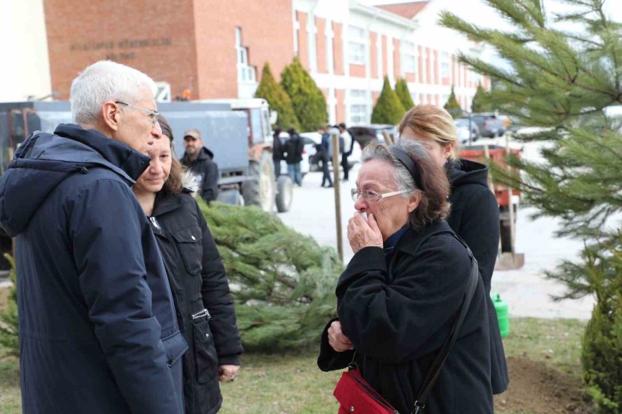 Eskişehir Teknik Üniversitesi’nde Hayatını Kaybeden Doç. Dr. Filiz Bayrakçı Karel Ve Kızı Anısına Ağaç Dikim Etkinliği Gerçekleştirdi