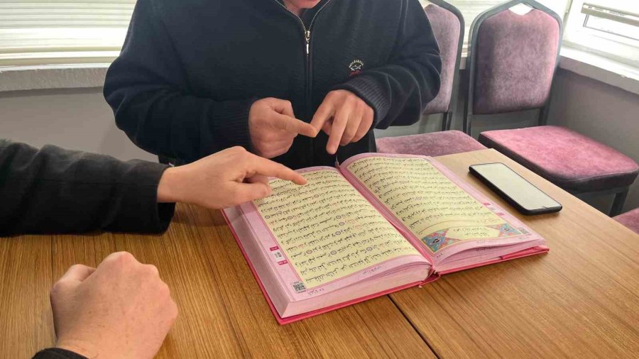İşitme Engellilerin Ramazan’da ‘kur’an-ı Kerim’ Azmi Takdir Topluyor