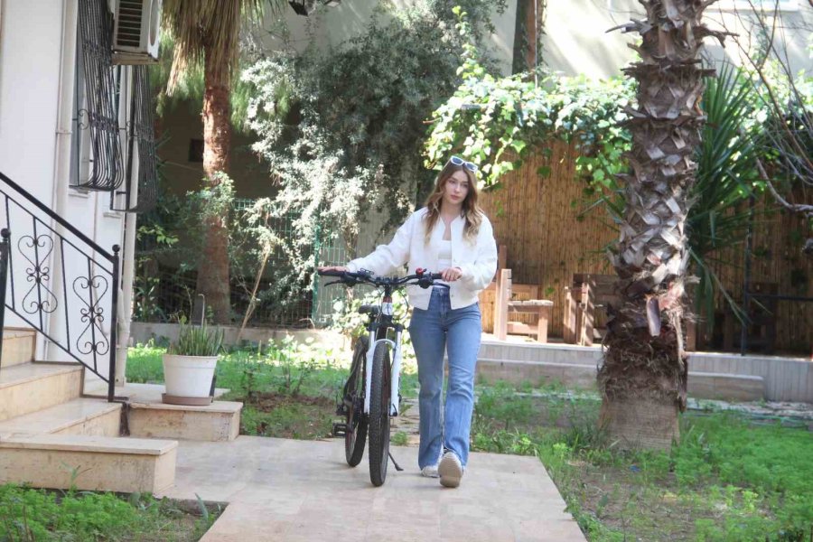 Uraynalı Genç Kız, Çalınan Bisikletine Dedektif Gibi İz Sürerek Ulaştı