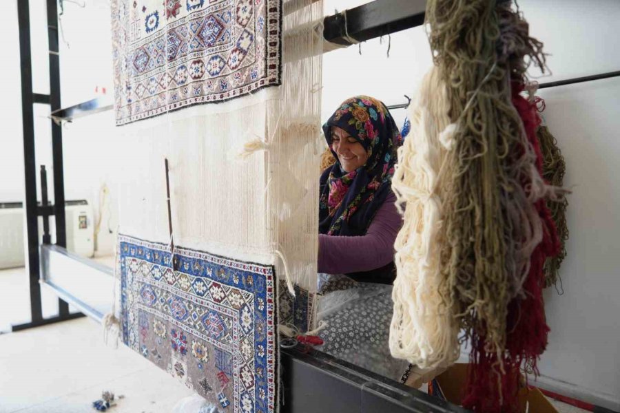 Niğde’nin Unutulmaya Yüz Tutan Tescilli Obruk Halısı Kadınların Elinde Değer Buluyor
