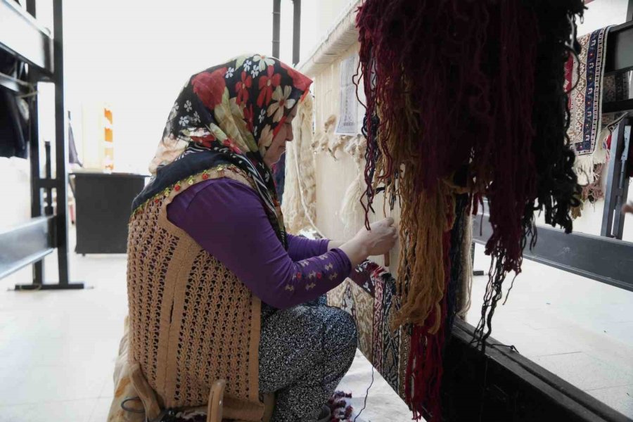 Niğde’nin Unutulmaya Yüz Tutan Tescilli Obruk Halısı Kadınların Elinde Değer Buluyor