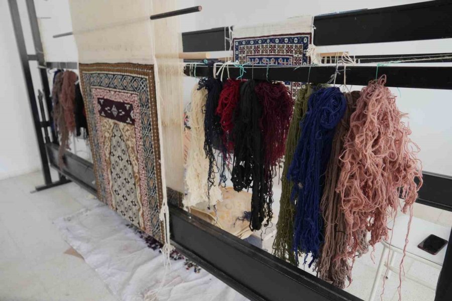 Niğde’nin Unutulmaya Yüz Tutan Tescilli Obruk Halısı Kadınların Elinde Değer Buluyor