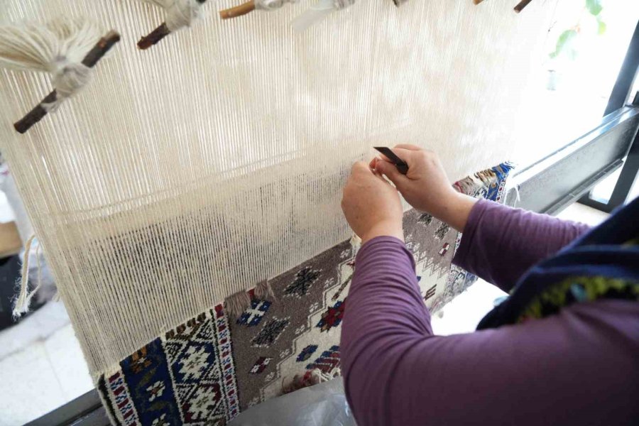 Niğde’nin Unutulmaya Yüz Tutan Tescilli Obruk Halısı Kadınların Elinde Değer Buluyor