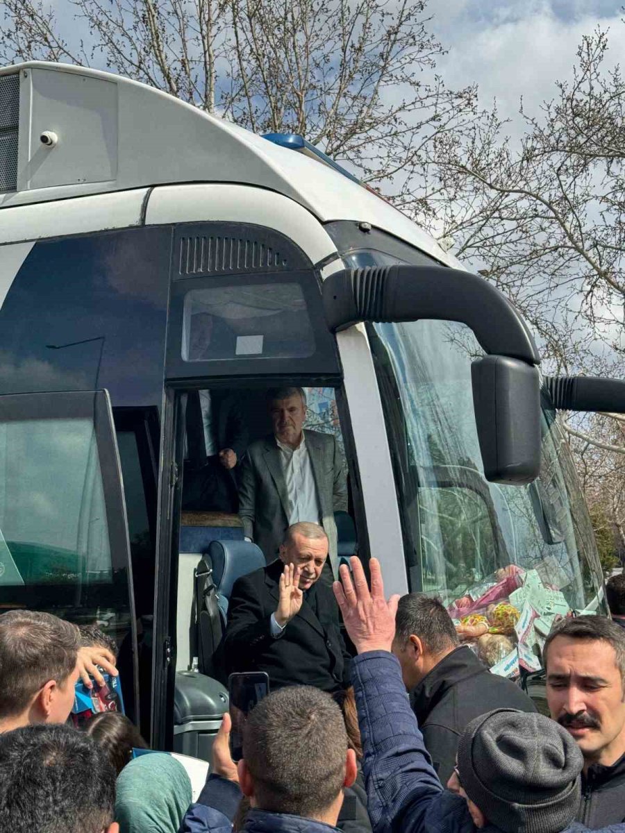 Cumhurbaşkanı Erdoğan Çocuklara Hediye Dağıttı