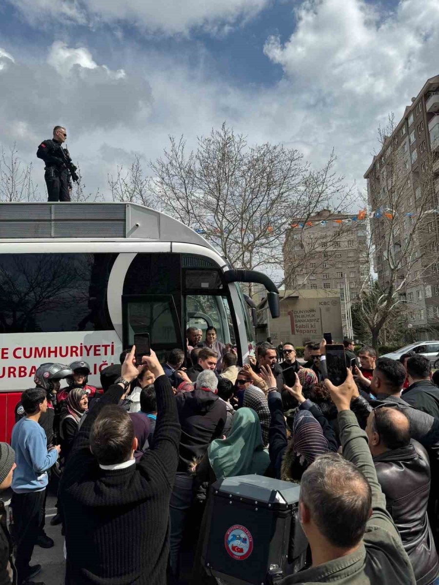 Cumhurbaşkanı Erdoğan Çocuklara Hediye Dağıttı