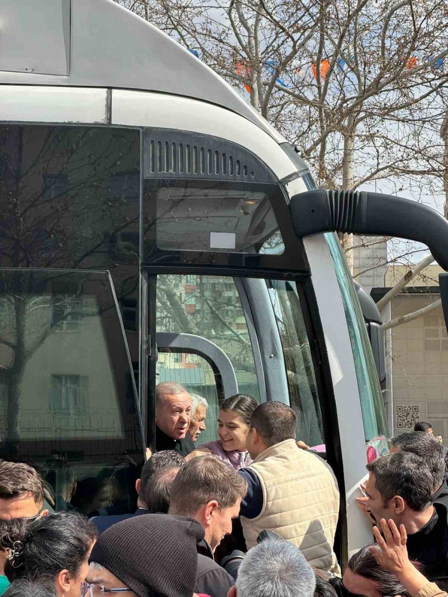 Cumhurbaşkanı Erdoğan Çocuklara Hediye Dağıttı