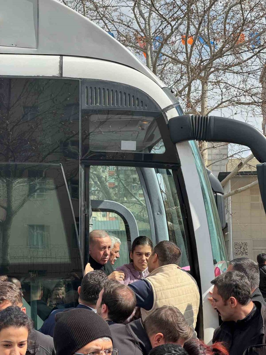 Cumhurbaşkanı Erdoğan Çocuklara Hediye Dağıttı