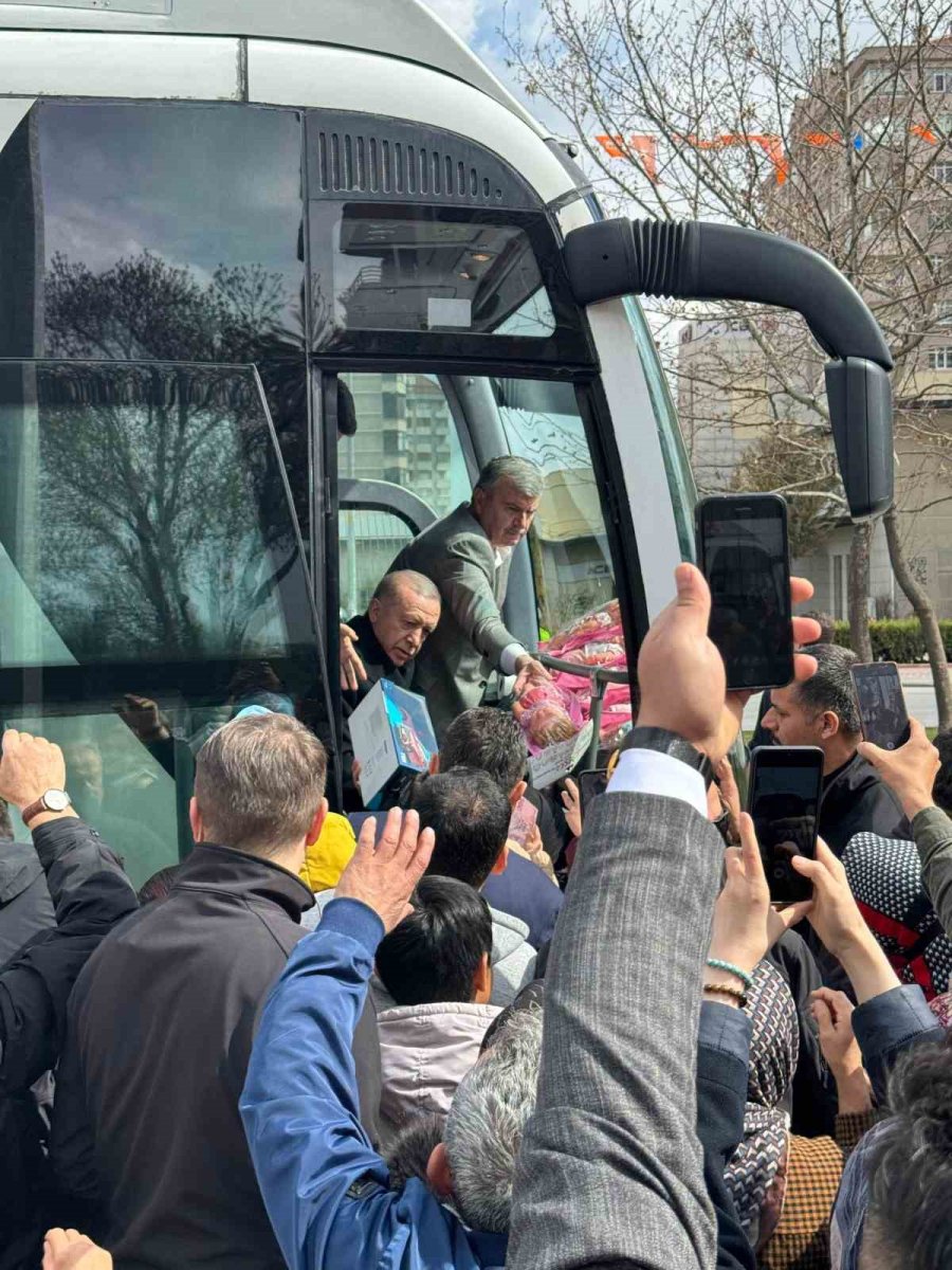 Cumhurbaşkanı Erdoğan Çocuklara Hediye Dağıttı