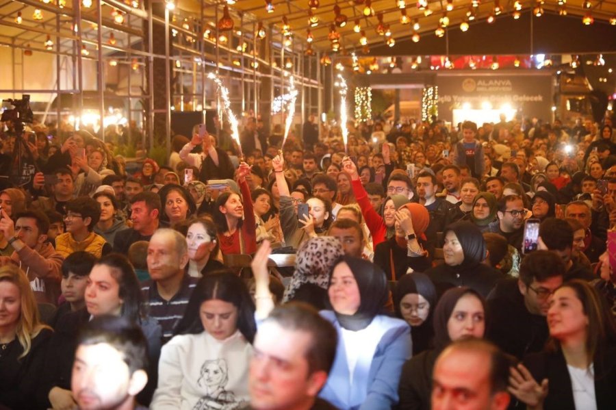 Alanya’da Ramazan Meydanı Uğur Işılak Konseri İle Doldu Taştı