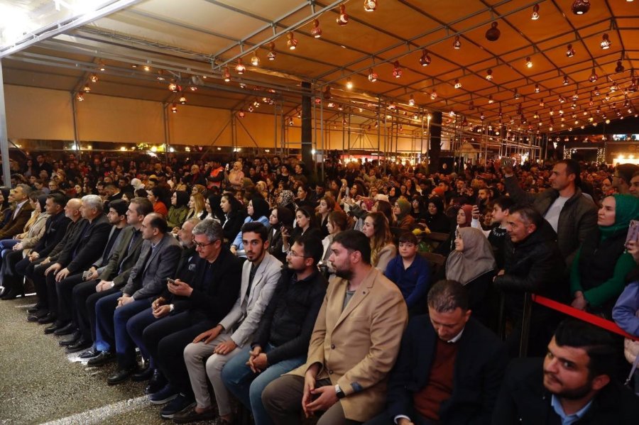 Alanya’da Ramazan Meydanı Uğur Işılak Konseri İle Doldu Taştı