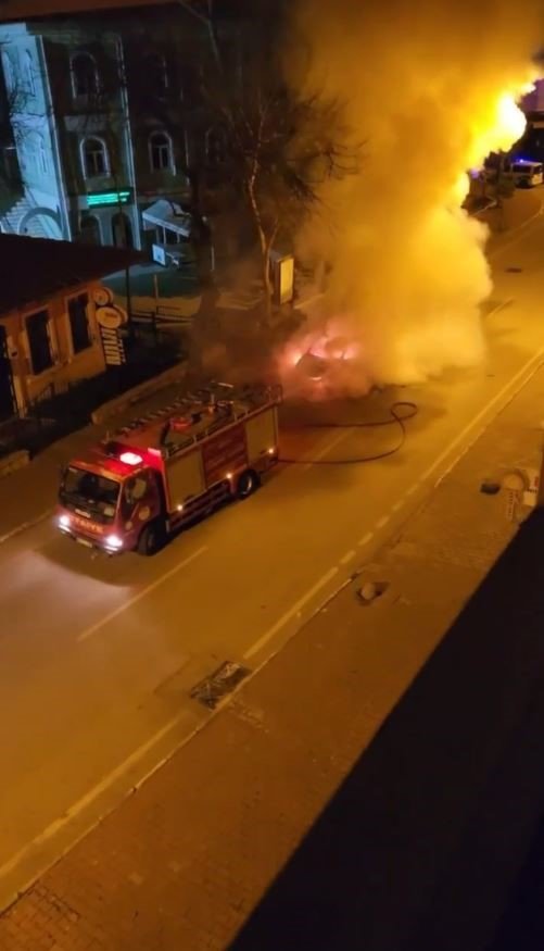 Park Halindeki Otomobil Alev Topuna Döndü