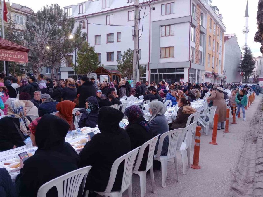 Fatih Mahallesi’ndeki Vatandaşlar İftarda Bir Araya Geldi