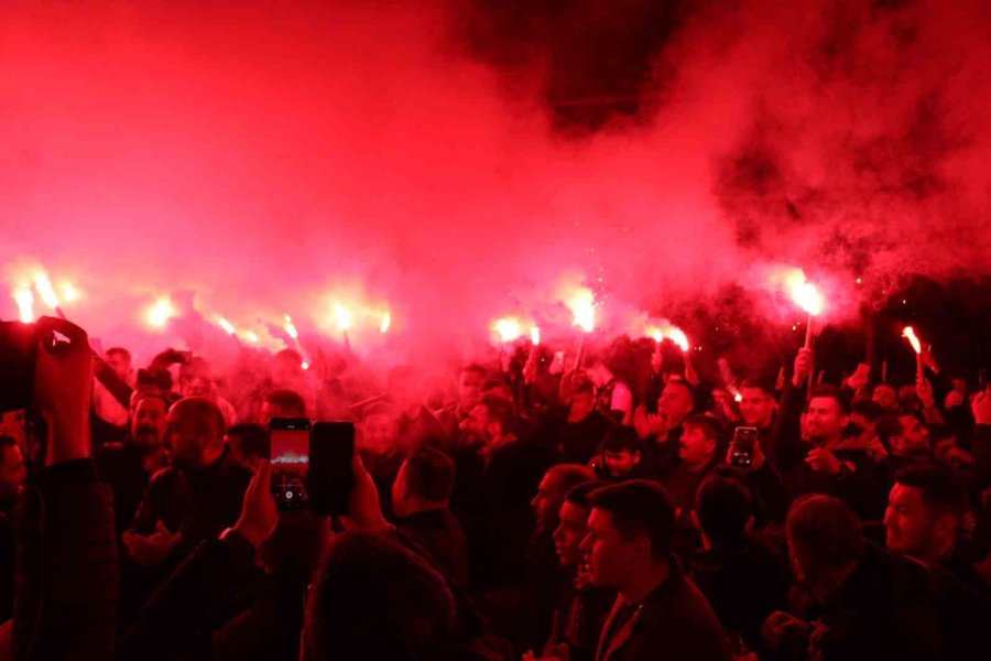 Eskişehirspor Taraftarı Gece Saatlerinde Bir Araya Gelerek Takıma Moral Verdi