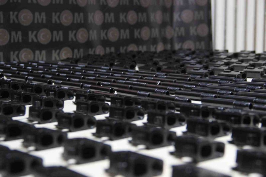 Ev Eşyalarının Arasında Binlerce Tabanca Namlusu İle Fişek Yatağı Ele Geçirildi