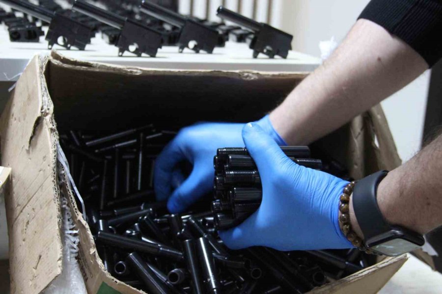 Ev Eşyalarının Arasında Binlerce Tabanca Namlusu İle Fişek Yatağı Ele Geçirildi