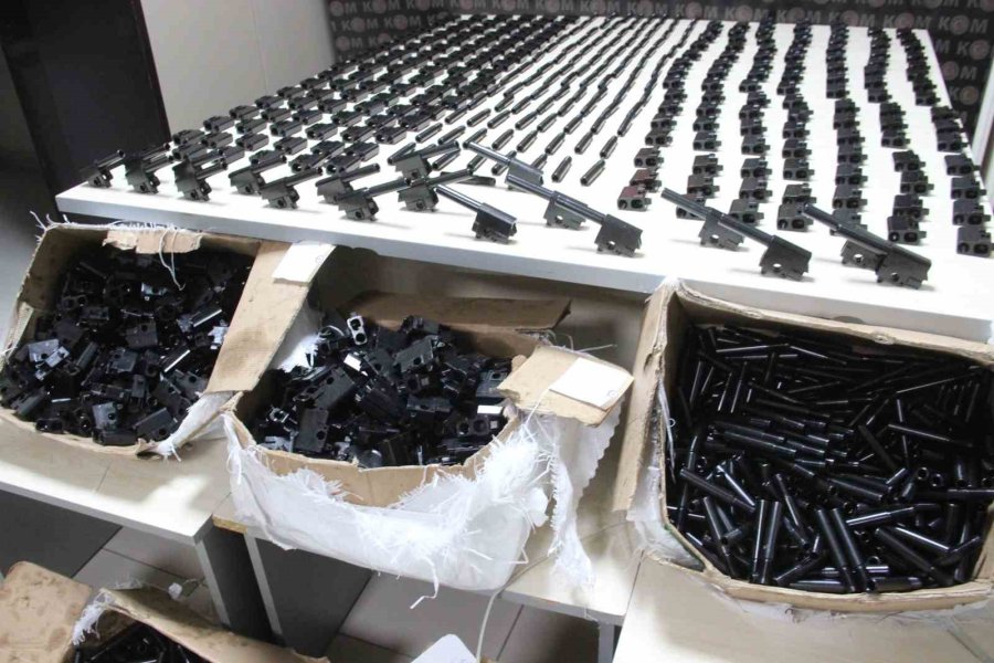 Ev Eşyalarının Arasında Binlerce Tabanca Namlusu İle Fişek Yatağı Ele Geçirildi