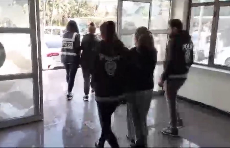 O Anlar Kameraya Yansımıştı: Kuyumcuyu Soyan Hırsızlar Yakalandı