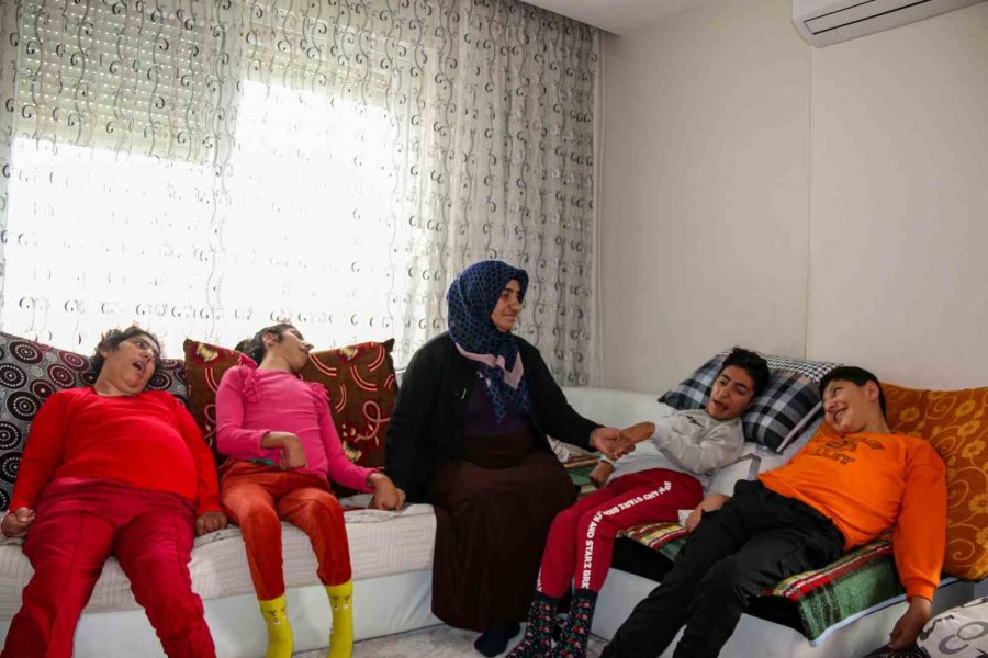 7 Çocuktan 4’ü Als Hastası Olan Annenin Kahramanlığı Göz Yaşartıyor