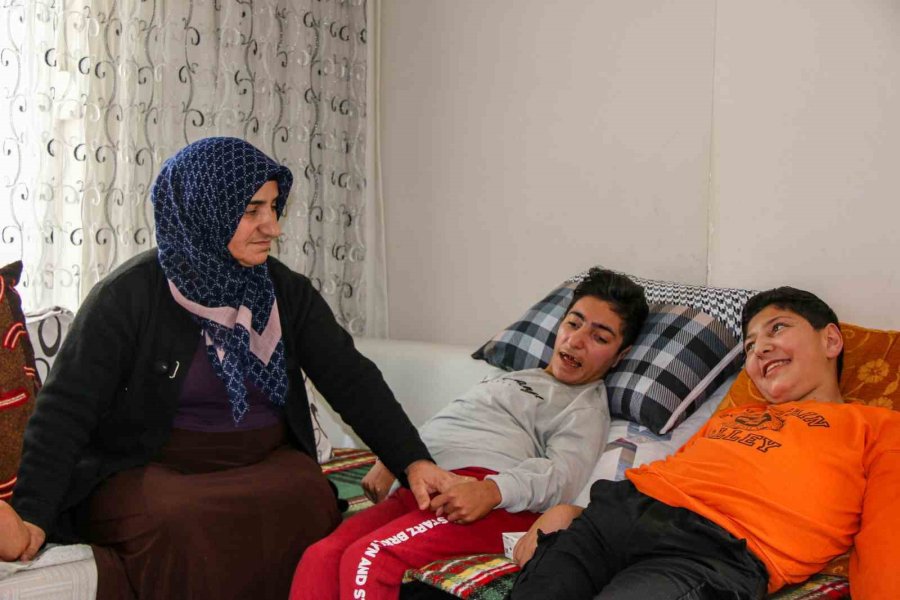 7 Çocuktan 4’ü Als Hastası Olan Annenin Kahramanlığı Göz Yaşartıyor