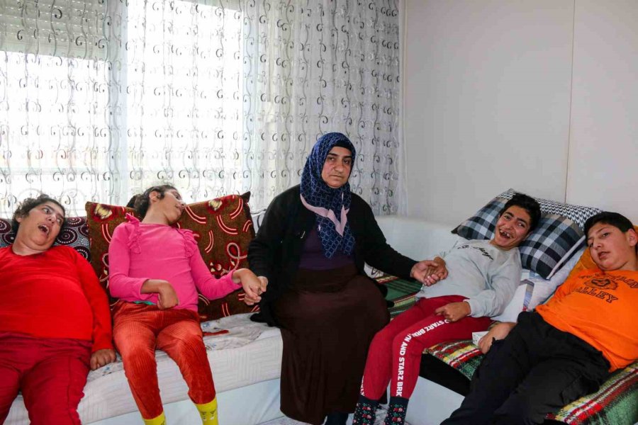 7 Çocuktan 4’ü Als Hastası Olan Annenin Kahramanlığı Göz Yaşartıyor