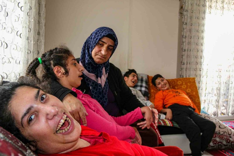 7 Çocuktan 4’ü Als Hastası Olan Annenin Kahramanlığı Göz Yaşartıyor