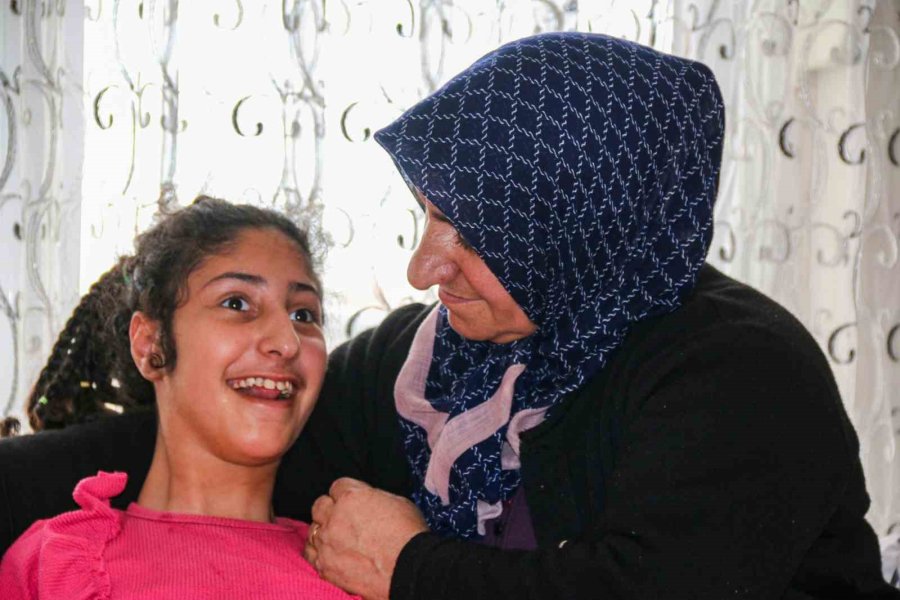 7 Çocuktan 4’ü Als Hastası Olan Annenin Kahramanlığı Göz Yaşartıyor