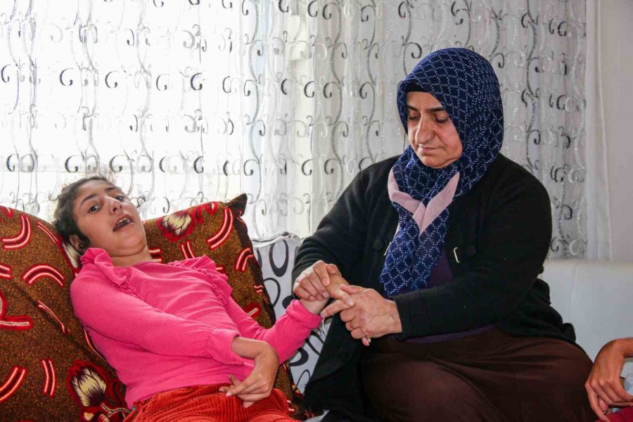 7 Çocuktan 4’ü Als Hastası Olan Annenin Kahramanlığı Göz Yaşartıyor