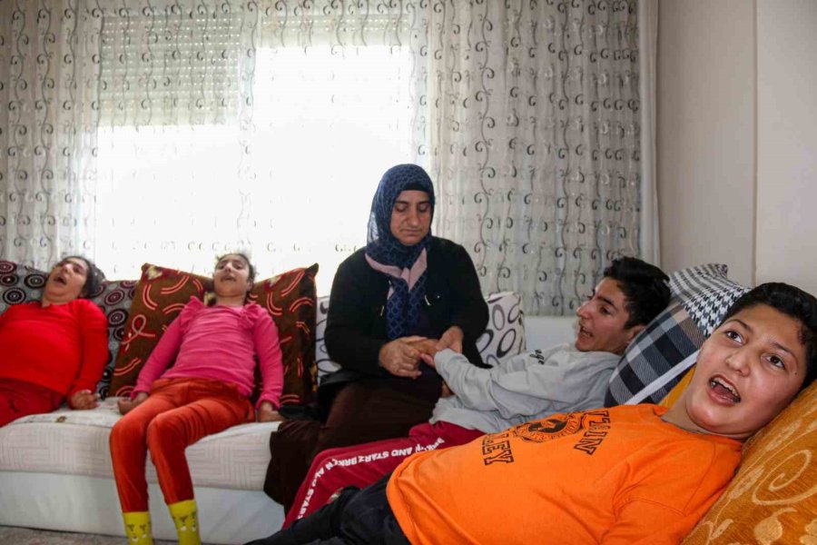 7 Çocuktan 4’ü Als Hastası Olan Annenin Kahramanlığı Göz Yaşartıyor