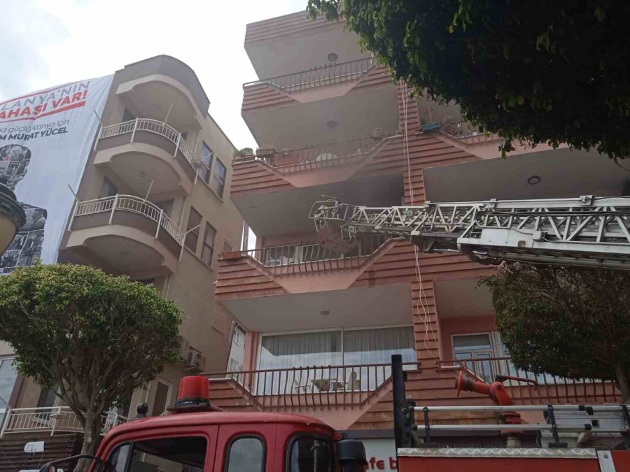 Apartman Dairesinde Çıkan Yangın Korkuttu