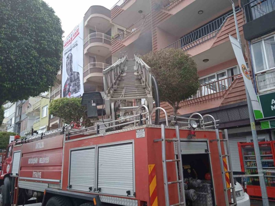 Apartman Dairesinde Çıkan Yangın Korkuttu