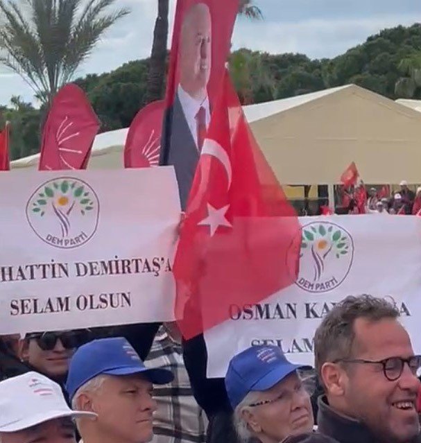 Chp’den Özgür Özel’in Katıldığı Mitingde Açılan Dem Parti Pankartlarına İlişkin Açıklama