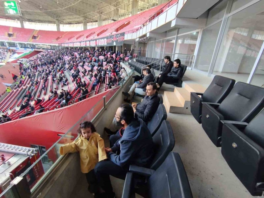 Çedes Öğrencileri Eskişehir Maçında Götürüldü