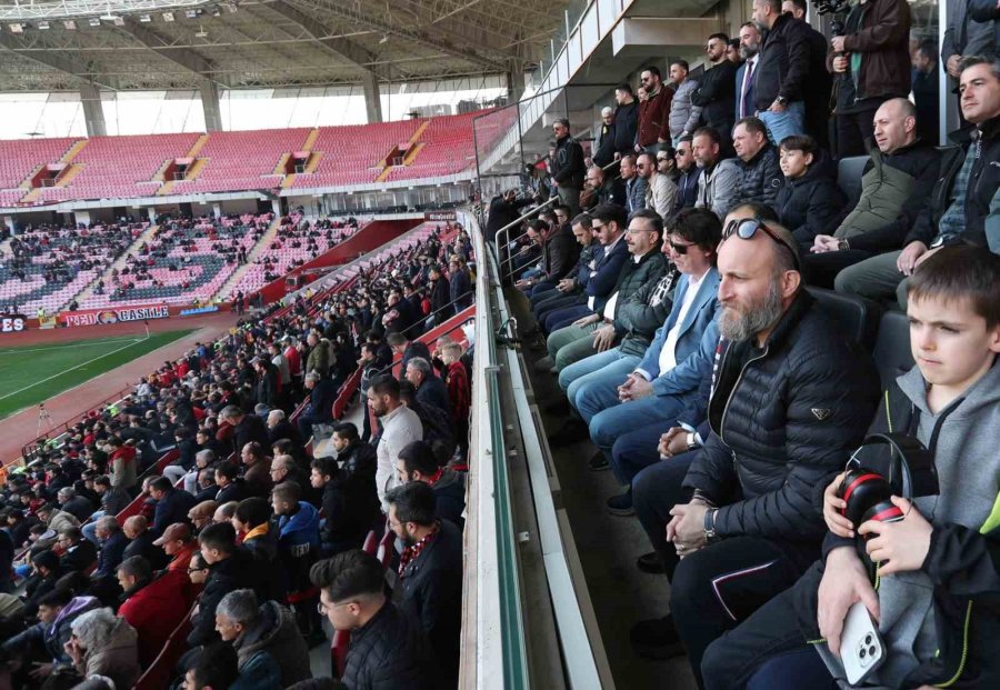 Vali Aksoy Eskişehirspor Maçını Tribünden İzledi