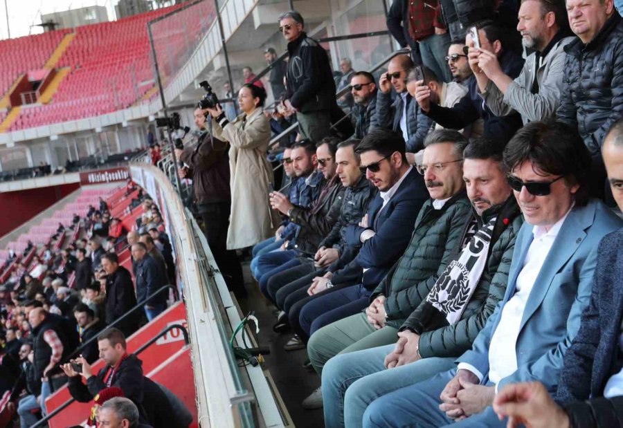 Vali Aksoy Eskişehirspor Maçını Tribünden İzledi
